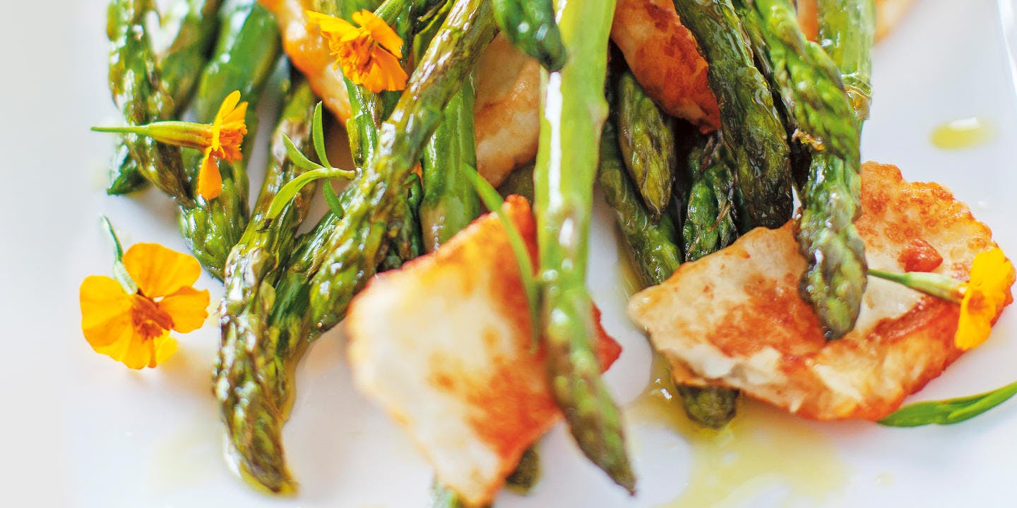 Asparagus and haloumi salad