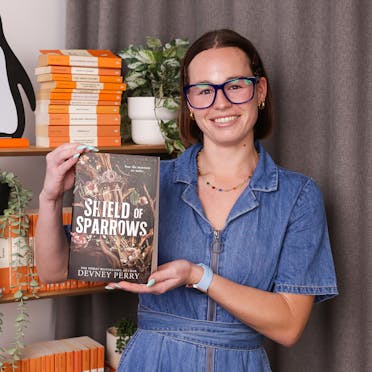 Lara holding Shield of Sparrows.