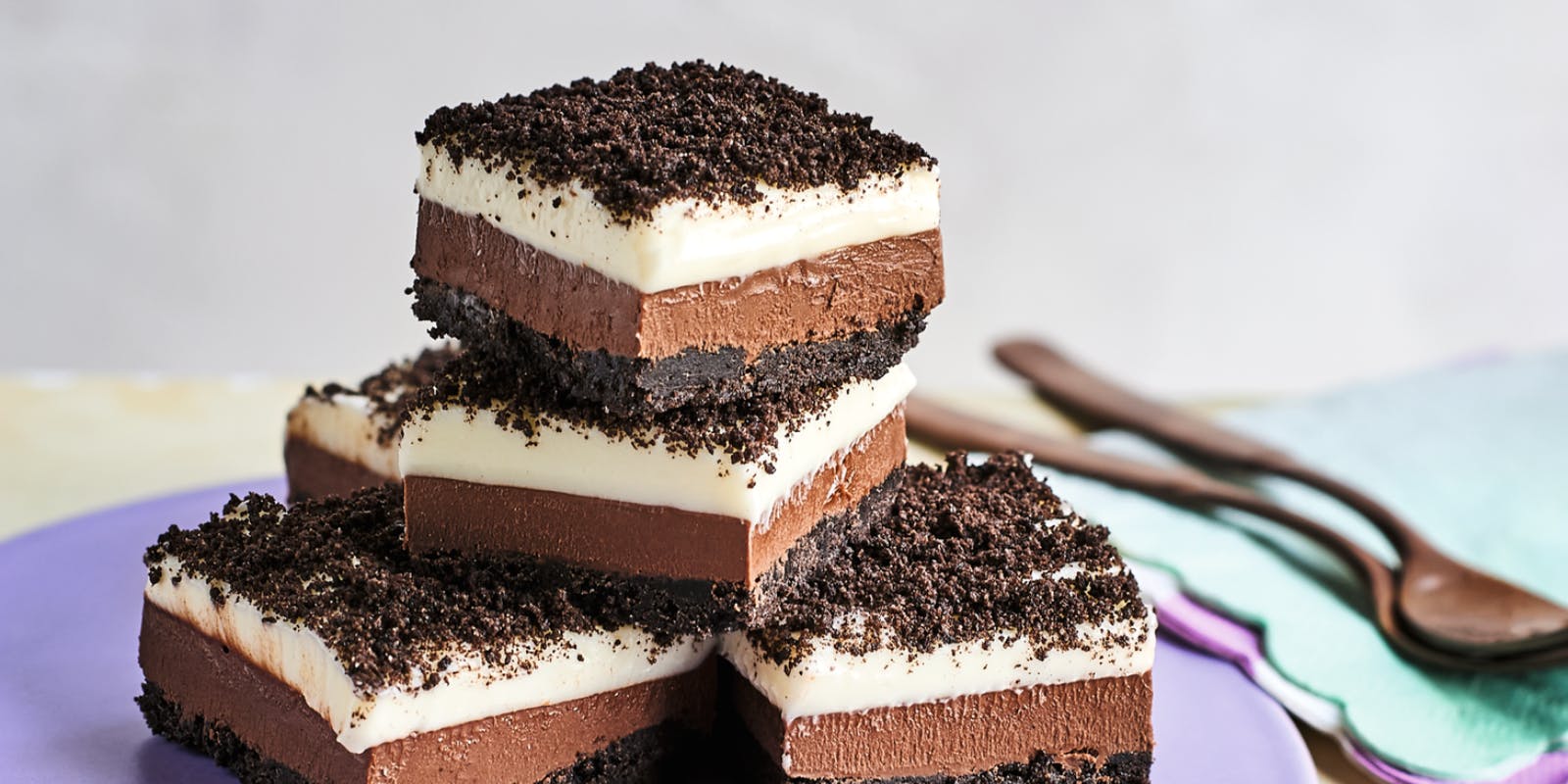 Chocolate hazelnut cookies and cream bars 