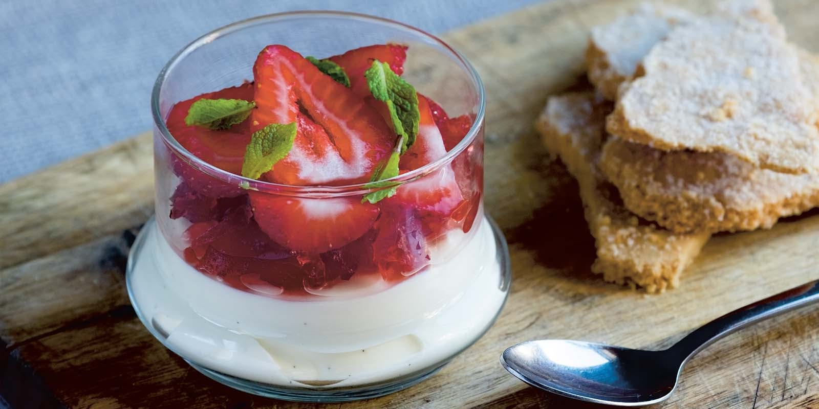 Panna cotta with shortbread and strawberries